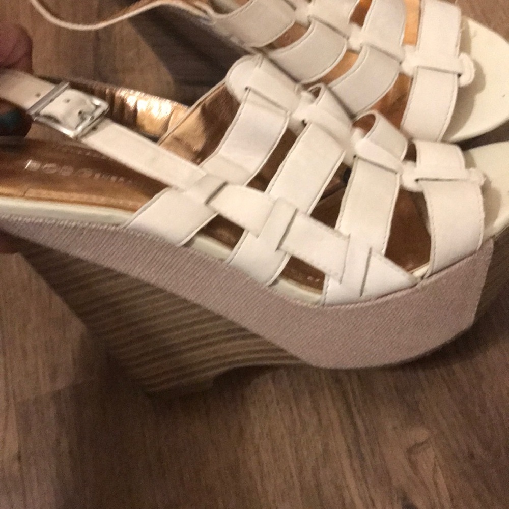 Tan BCBG shoes. - Picture 2 of 4